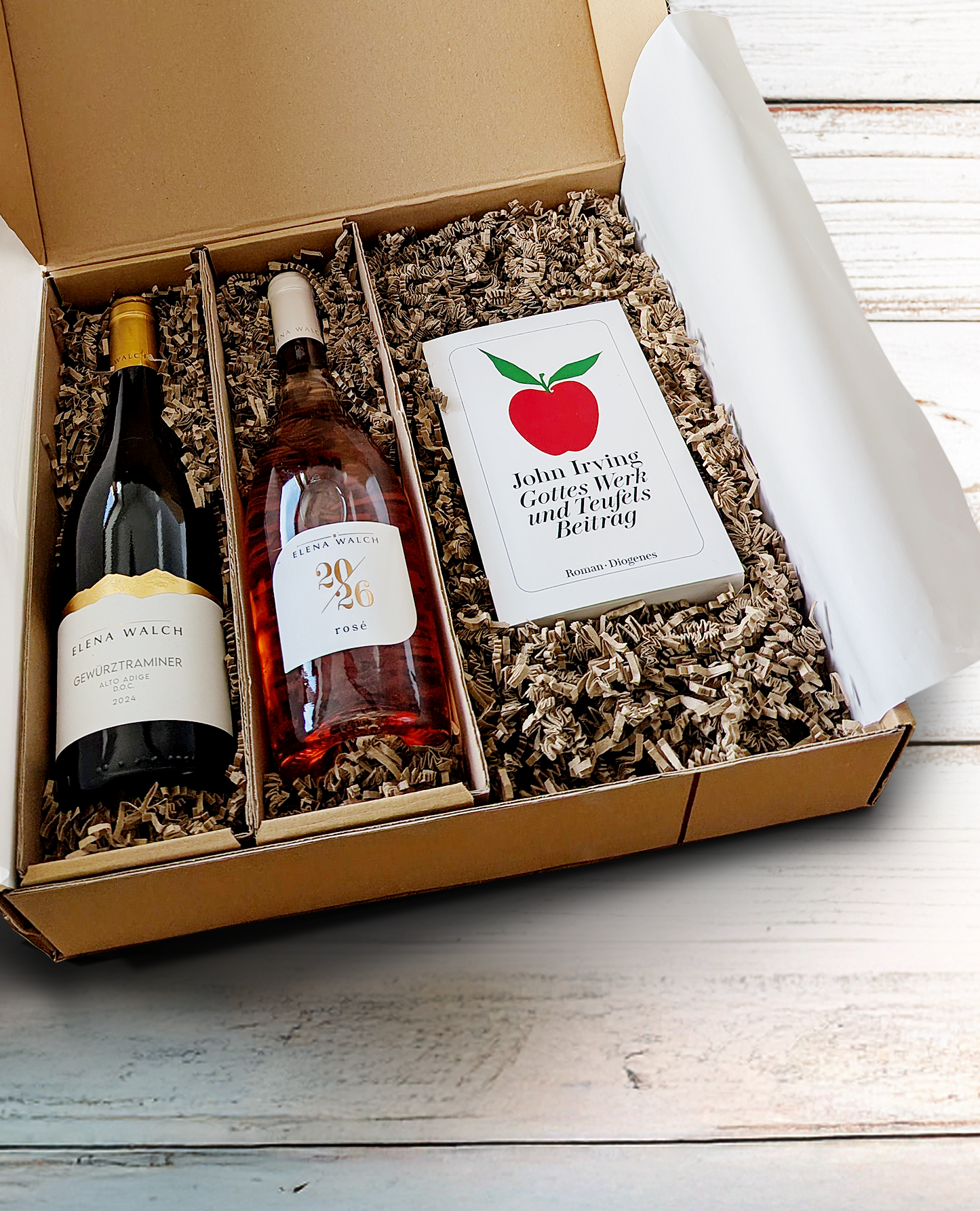 Geschenkset mit Weinflaschen Elene Walch Gewürztraminer und Elena Walch 2026 rosé und dem Roman von John Irving Gottes Werk und Teufels Beitrag