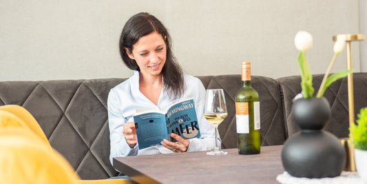 Mein abendliches Ritual: Ein Glas Ruhe, ein Kapitel Glück